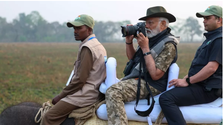 Photo of सुबह-सुबह असम के काजीरंगा नेशनल पार्क पहुंचे पीएम नरेन्द्र मोदी