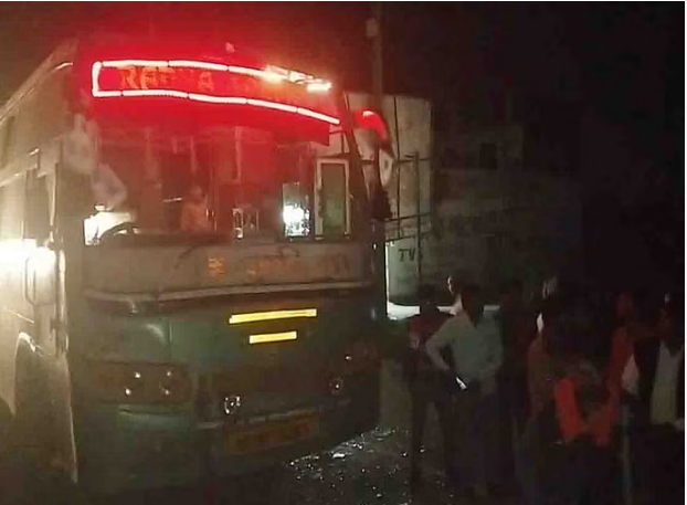 Photo of जगदलपुर: यात्री बस पर शरारती तत्वों ने किया पथराव…बाल-बाल बचे यात्री