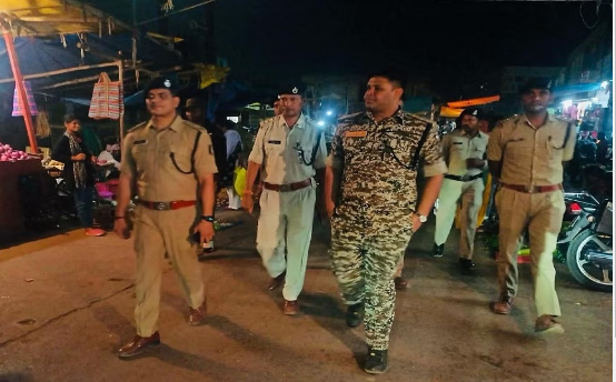 Photo of जगदलपुर: शहर की सड़कों पर देर रात पैदल निकले पुलिस अधीक्षक