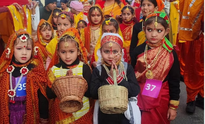 Photo of उत्तराखंड: फूलों से सजी आज उत्तराखंड में हर घर की देहरी