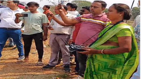 Photo of छत्तीसगढ़: पहली ड्रोन दीदी के रूप में चित्ररेखा साहू का चयन, सीएम साय ने सौंपी चाबी