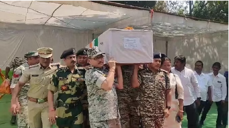Photo of कांकेर: मुठभेड़ में बलिदान हुए जवान को दी गई अंतिम सलामी…गृहग्राम भेजा गया पार्थिव शरीर