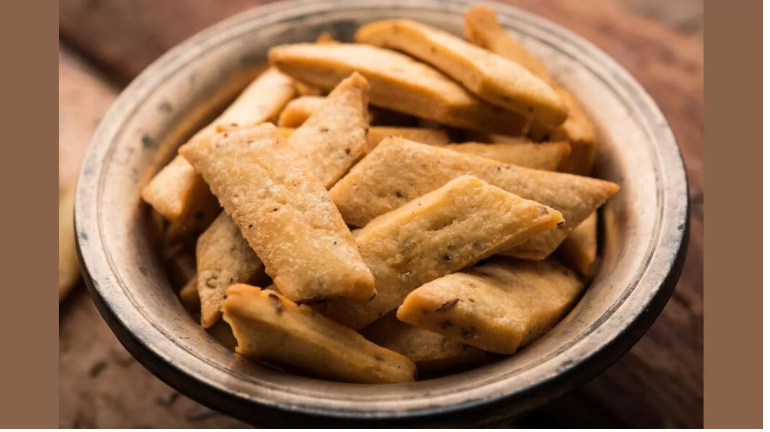 Photo of होली पर मेहमानों को चाय के साथ परोसें घर पर बने टेस्टी नमक पारे