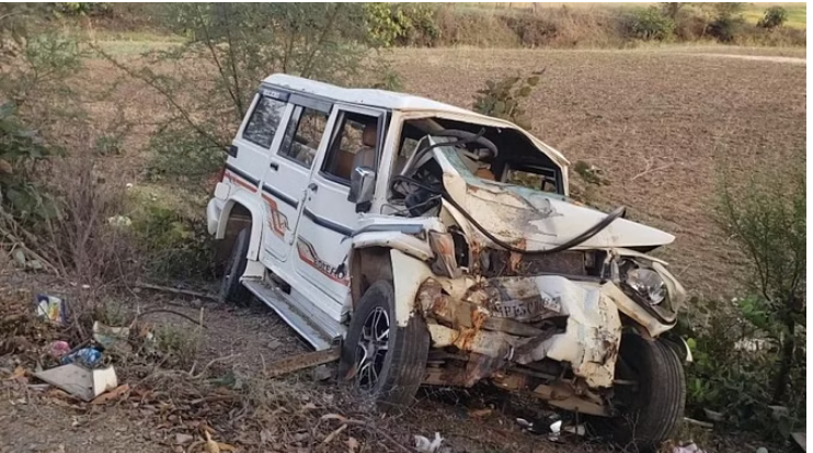 Photo of मध्य प्रदेश: पटेरा में बेकाबू बोलेरो सड़क किनारे पेड़ से टकराई