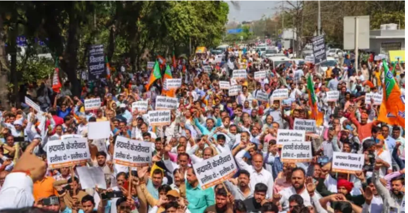 Photo of दिल्ली: केजरीवाल के सीएम पद से इस्तीफे की मांग को लेकर भाजपा का प्रदर्शन