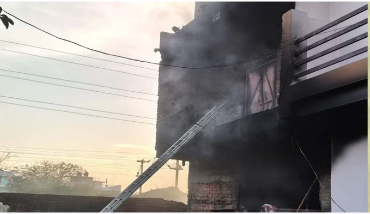 Photo of कानपुर: रिहायशी इलाके में चल रही फैक्टरी में लगी आग