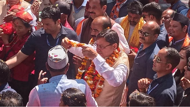 Photo of उत्तराखंड: लोकसभा प्रत्याशी के समर्थन में सीएम धामी का डीडीहाट में रोड शो