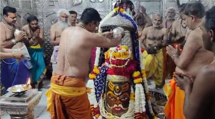 Photo of उज्जैन: रंगपंचमी पर महाकालेश्वर मंदिर में नहीं उड़ा गुलाल