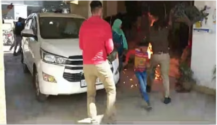 Photo of शाहजहांपुर: एसपी दफ्तर में युवक ने खुद को लगाई आग, हालत गंभीर