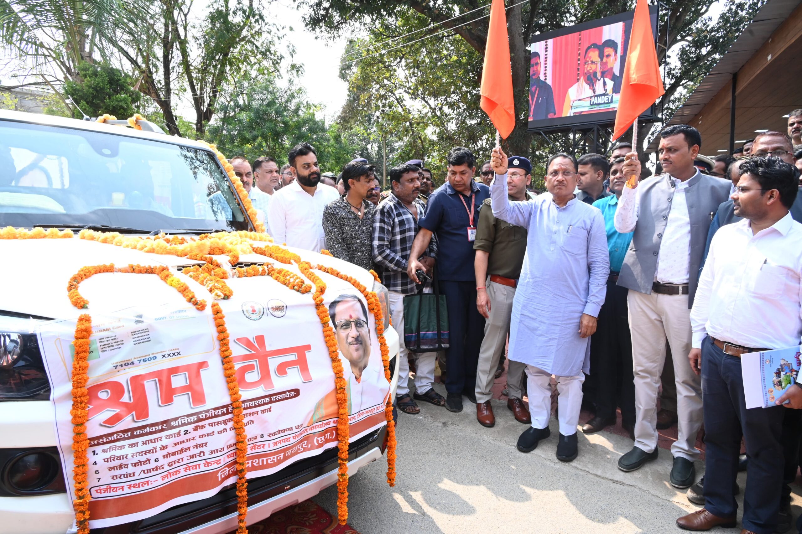 Photo of मुख्यमंत्री साय ने श्रम वैन को झंडी दिखाकर किया रवाना