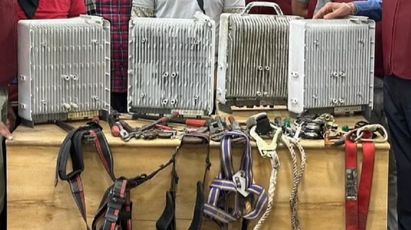 Photo of मोबाइल नेटवर्क पर डाका: देशभर में टावरों से गायब किए करोड़ों के उपकरण