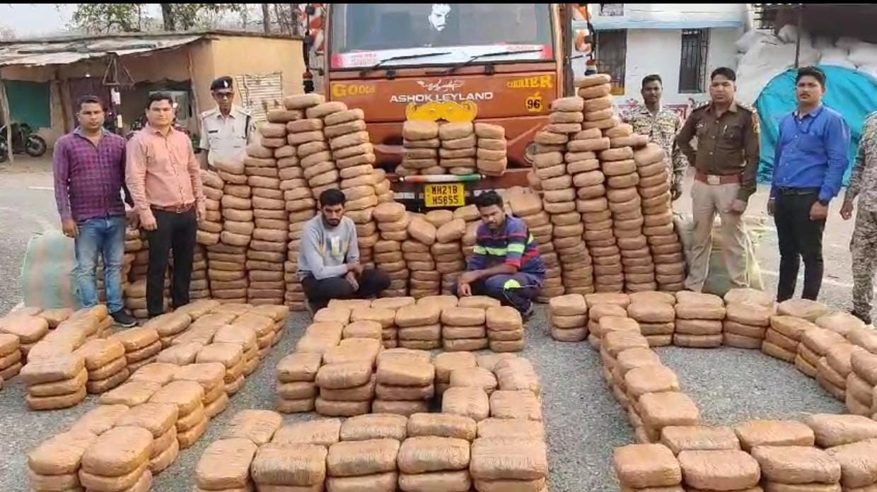 Photo of महासमुंद पुलिस ने एक ट्रक से आठ करोड़ से अधिक कीमत का गांजा किया बरामद