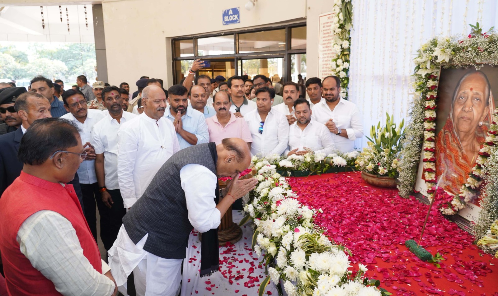 Photo of राजनाथ और साय शामिल हुए बृजमोहन की माता के शांति मिलन कार्यक्रम में