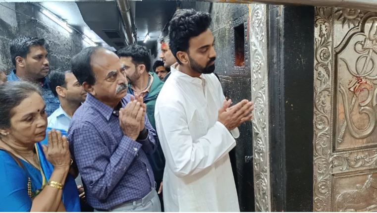 Photo of IPL 2024 के आगाज से पहले केएल राहुल पहुंचे भगवान महाकाल के दरबार