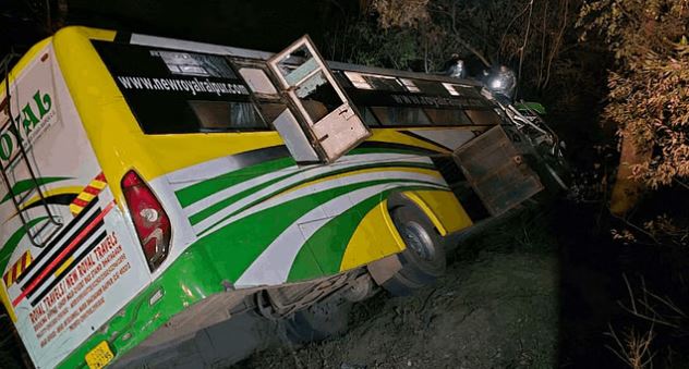 Photo of छत्तीसगढ़ में दर्दनाक हादसा: सड़क पर रफ्तार की होड़, ट्रैक्टर से टकराई बस