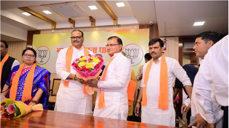 Photo of यूपी: पूर्व सीएम रामनरेश यादव के बेटे व कई पूर्व सांसद व विधायक भाजपा में शामिल