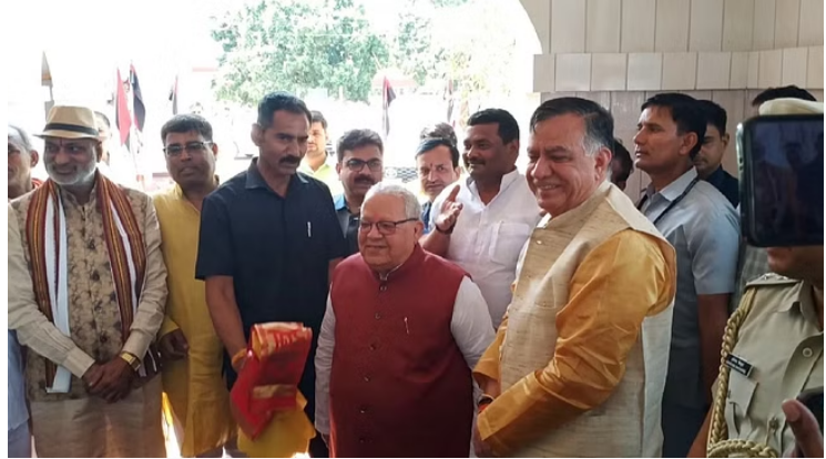 Photo of रामलला के दर्शन करने पहुंचे अयोध्या के राज्यपाल कलराज मिश्र