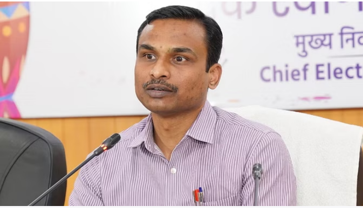 Photo of उत्तराखंड में घर से हो रहा बुजुर्गों का मतदान