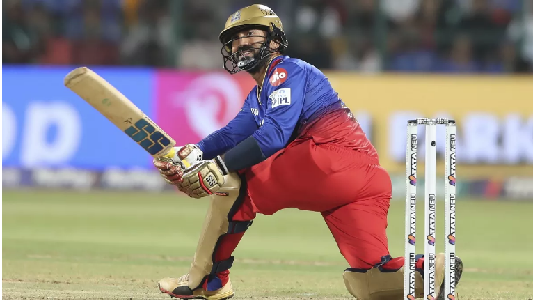 Photo of दिनेश कार्तिक ने जड़ा आईपीएल 2024 का सबसे लंबा छक्‍का