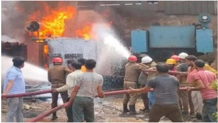 Photo of छत्तीसगढ़: उरला के एक फैक्ट्री में लगी भीषण आग, छह ट्रांसफार्मर जलकर खाक