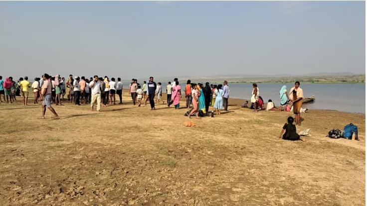 Photo of छत्तीसगढ़: महानदी में श्रद्धालुओं से भरी नाव पलटी; एक बच्चे का मिला शव
