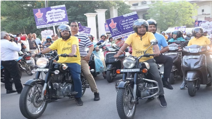 Photo of रायपुर: कुछ इस अंदाज में वोटर्स को जागरूक करने निकले कलेक्टर साहब