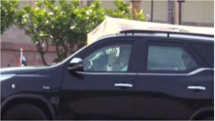 Photo of रायपुर से अंबिकापुर के लिए रवाना हुए पीएम मोदी