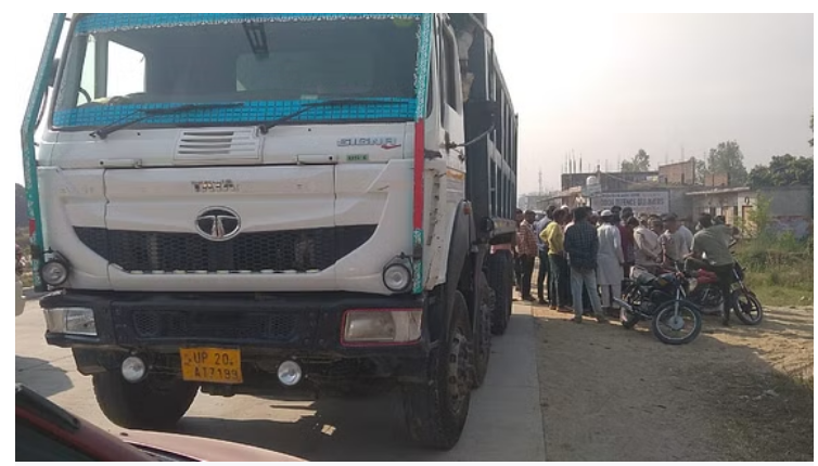 Photo of मुरादाबाद: तेज रफ्तार डंपर की टक्कर से पलटी ट्रैक्टर-ट्रॉली