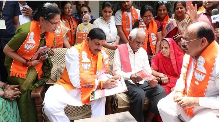Photo of भोपाल: सीएम यादव ने बुजुर्गों के आयुष्मान फार्म भरे