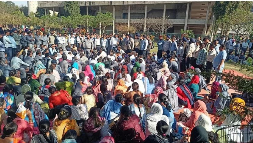 Photo of पीजीआई में अनुबंध कर्मचारियों की हड़ताल दूसरे दिन भी जारी