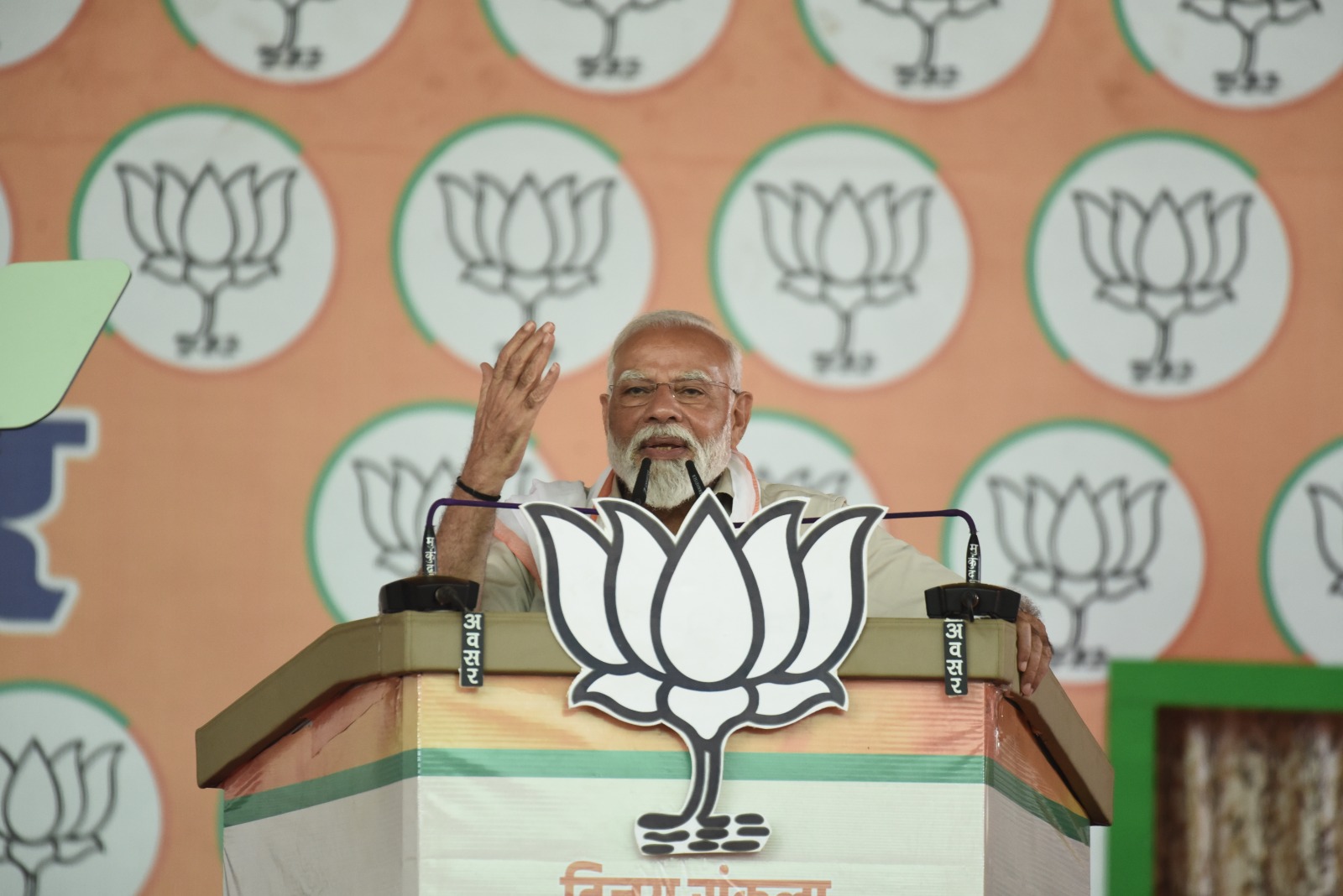 Photo of लाठी से सिर फोड़ने की कांग्रेस की धमकी से मैं नहीं डरने वाला – मोदी