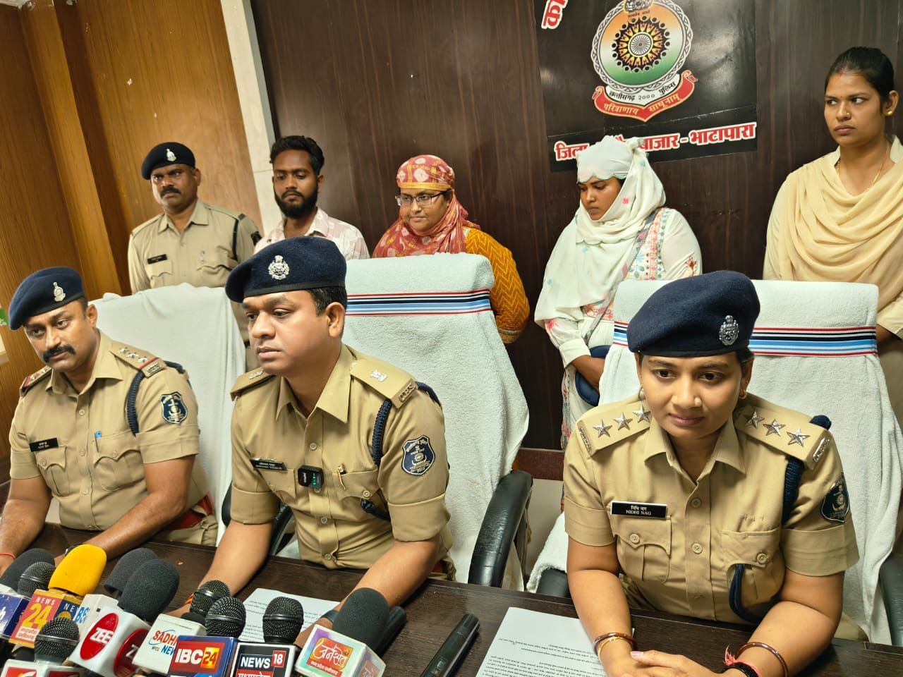 Photo of बलात्कार के आरोपों में फंसाने का भय दिखाकर वसूली करने वाला गिरोह गिरफ्तार &nbsp;&nbsp;