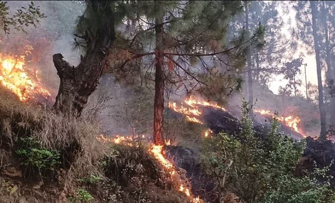 Photo of उत्तराखंड: बेकाबू हो रही आग…धधक रहे जंगल, अब वायुसेना के हेलीकॉप्टर से मदद
