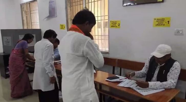 Photo of रायपुर में इस जगह पर आज हो रहा लोकसभा चुनाव!