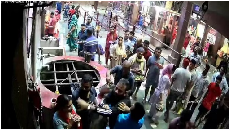 Photo of बिहार: बाबा गरीब नाथ मंदिर में आपस में भिड़े दो श्रद्धालु