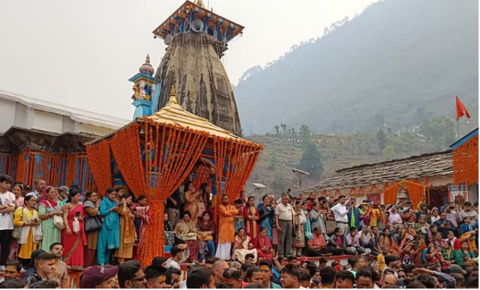 Photo of उत्तराखंड: गर्भ गृह से बाहर लाई गई बाबा केदार की डोली