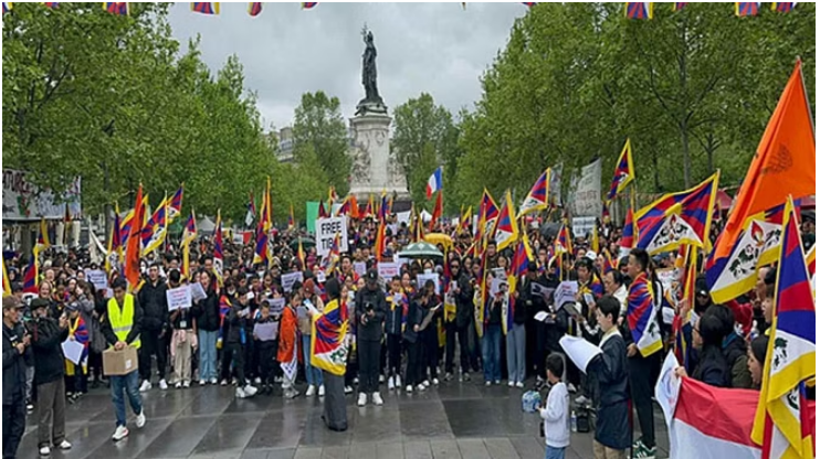 Photo of चीन के राष्ट्रपति के खिलाफ सड़कों पर जुटे लोग