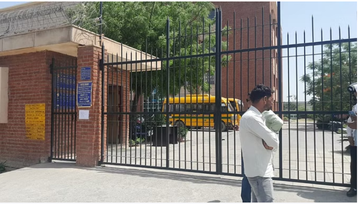 Photo of यूपी: दिल्ली के बाद लखनऊ के स्कूलों को बम से उड़ाने की धमकी