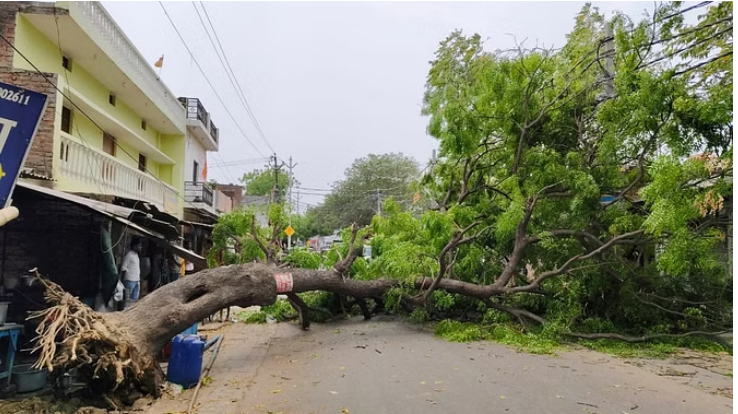 Photo of पूर्वी से पश्चिमी यूपी तक आज भी तेज हवाओं के साथ बारिश के आसार