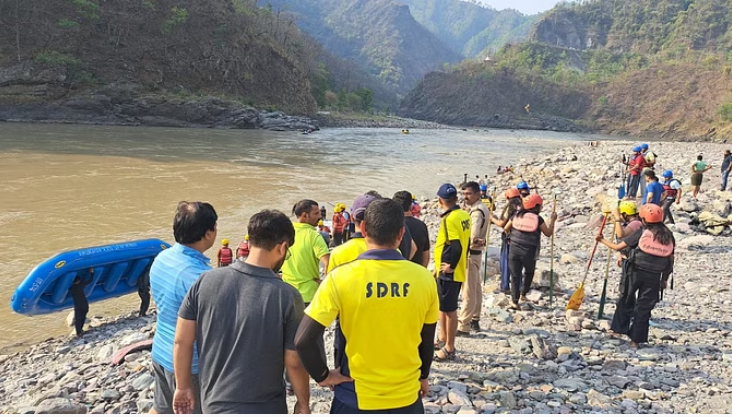 Photo of ऋषिकेश: नहाने के दौरान गंगा में बहा कंपनी के साथियों संग आया मेरठ का युवक