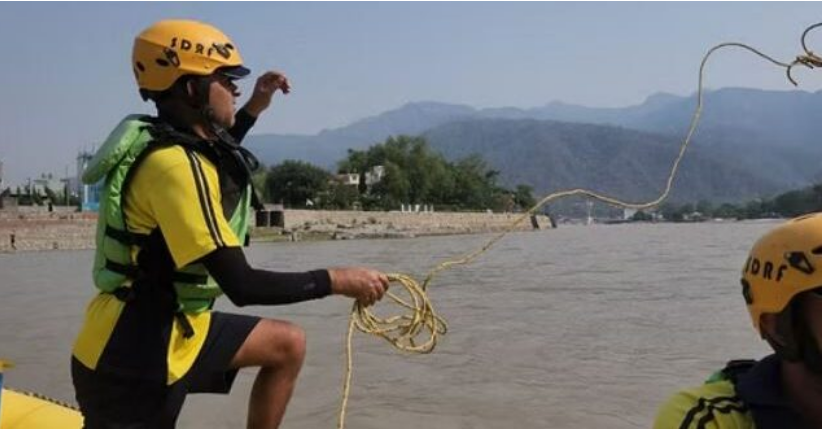 Photo of  ऋषिकेश: नहाते समय गंगा के तेज बहाव में बहा विदेशी पर्यटक