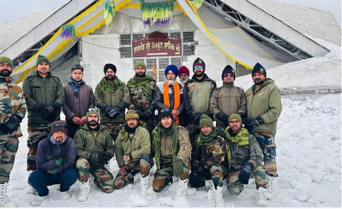 Photo of उत्तराखंड: हेमकुंड साहिब पहुंचे सेना के जवान, अरदास के बाद खोला गया मुख्य द्वार