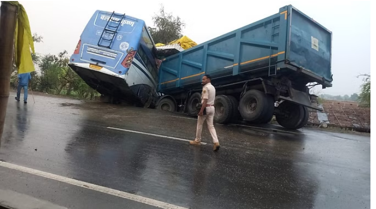 Photo of बिहार: एनएच 31 पर बस को तेज रफ्तार ट्रक ने मारी टक्कर; पांच लोग घायल