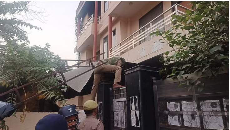 Photo of कानपुर: पुलिस ने टॉप टेन माफियाओं समेत 50 शातिरों के घर दी दबिश