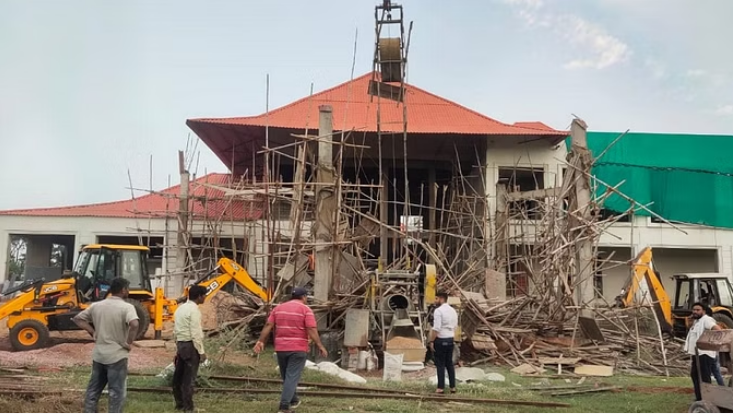 Photo of दुर्ग: निर्माणाधीन इमारत का स्ट्रक्चर भरभरा कर नीचे गिरा, 13 मजदूर दबे