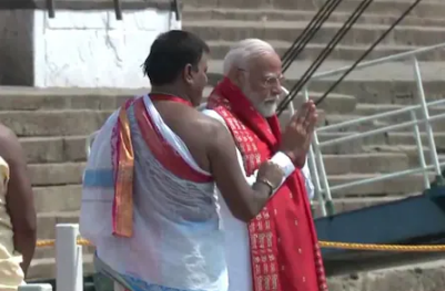 Photo of यूपी: नामांकन से पहले पीएम मोदी ने वाराणसी के दशाश्वमेध घाट पर की पूजा-अर्चना