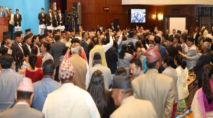 Photo of नेपाल की संसद में विपक्ष और सत्तारूढ़ गठबंधन के सांसदों के बीच हाथापाई