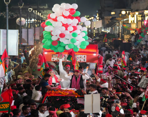 Photo of पार्टी उम्मीदवार के समर्थन में अखिलेश यादव का रोड शो