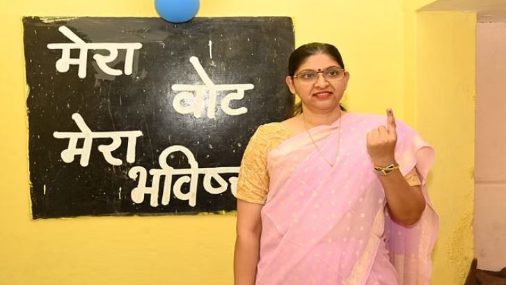 Photo of छत्तीसगढ़ मुख्य निर्वाचन पदाधिकारी रीना बाबासाहेब कंगाले ने किया मतदान