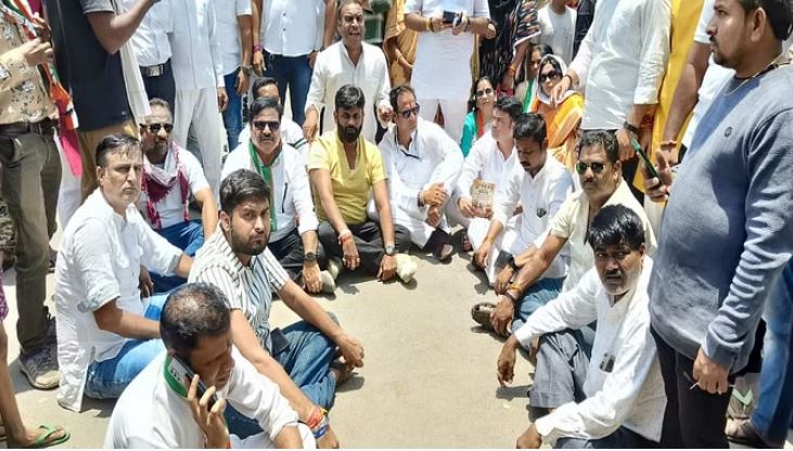 Photo of रायपुर: मतदान के बीच कांग्रेस प्रत्याशी विकास उपाध्याय धरने पर बैठे